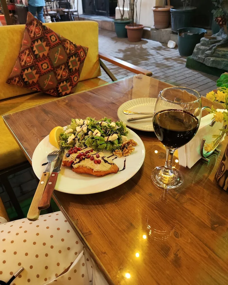 Salad and chicken breast with red wine at Choice Sharden