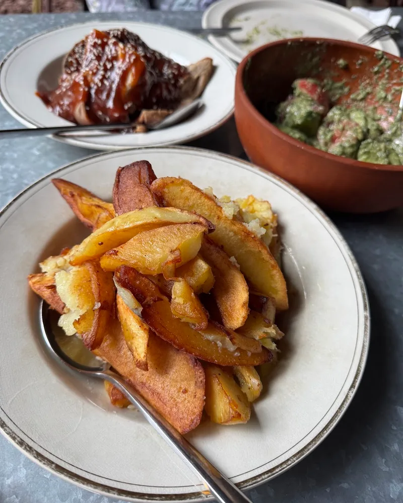Fried potato wedges in a bowl at Giorgobistve