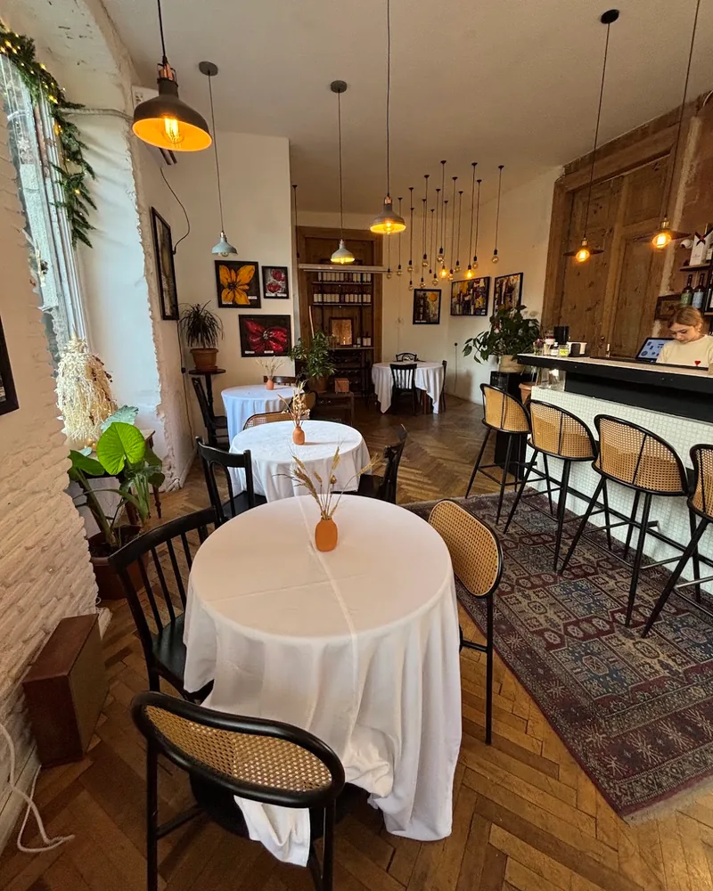 Dining room with white tablecloths and bar counter at Nilo
