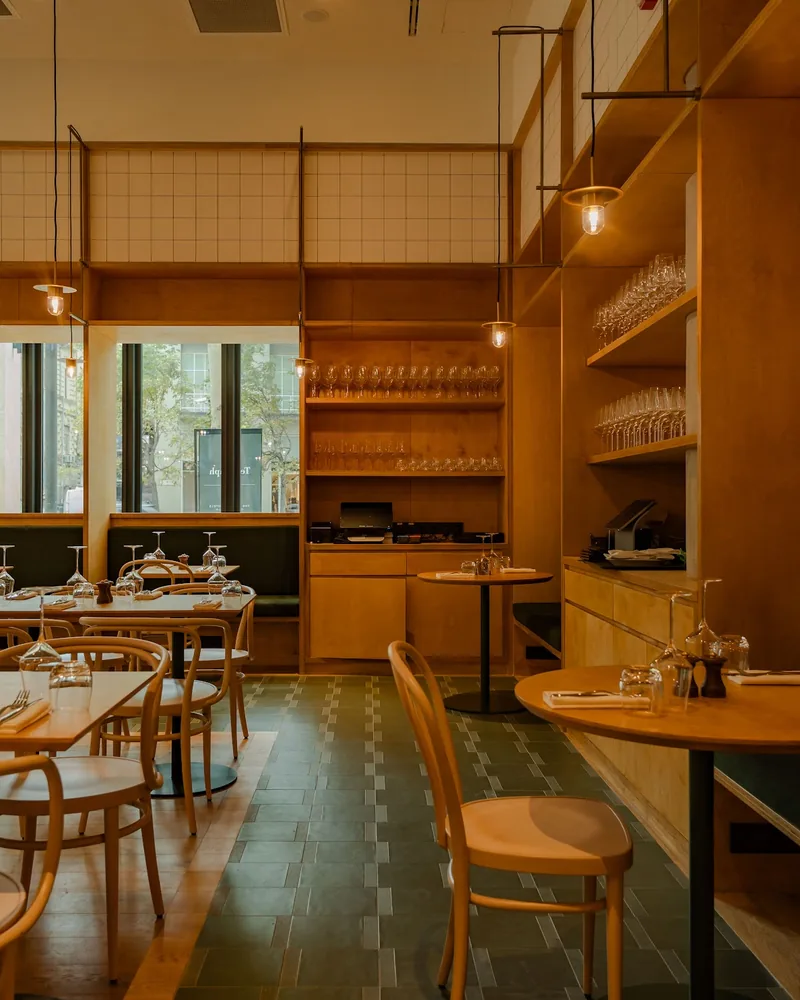 Wooden dining room with tables and banquette at Philosophico Telegraph