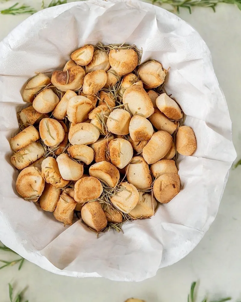 Basket of baked dough bites with rosemary at Pizzeria Localino