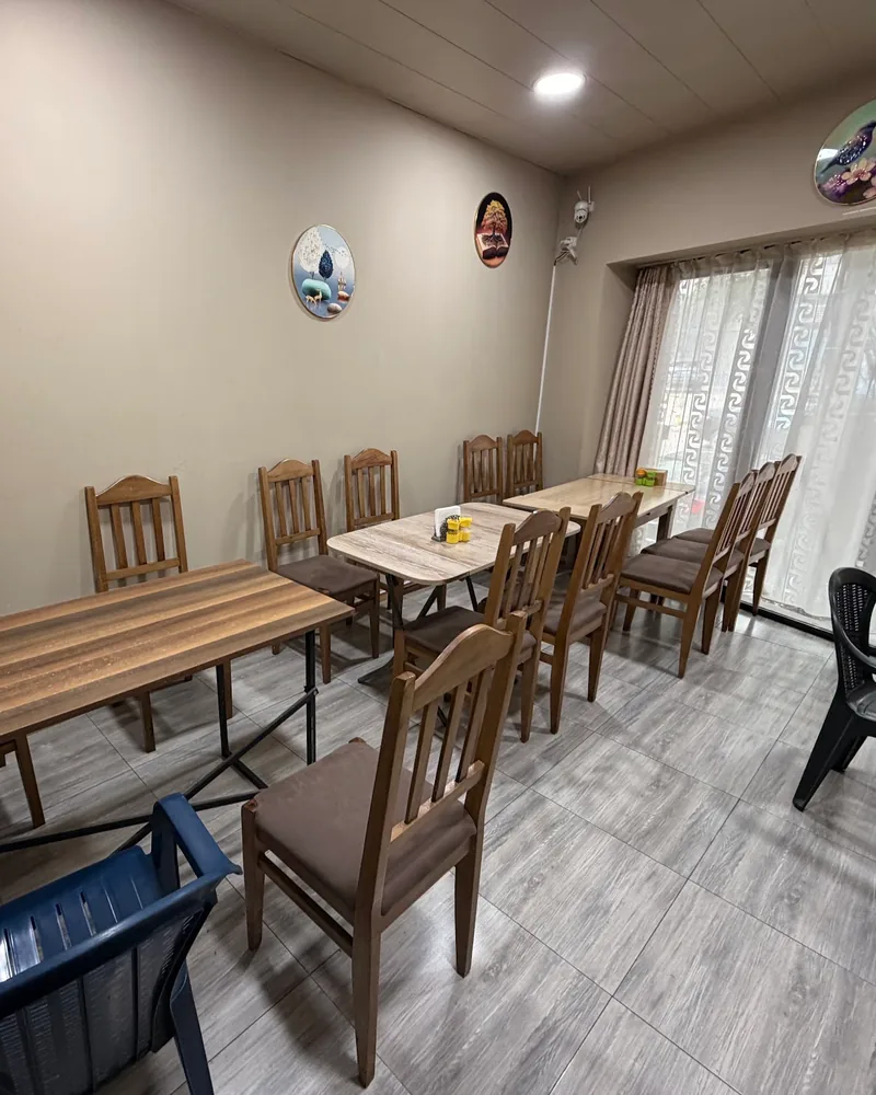 Dining room with wooden tables and chairs at Rasthal