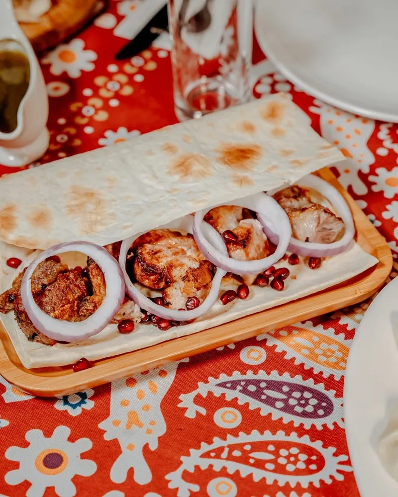 Mtsvadi with red onion on flatbread at Pasanauri (Tskneti)